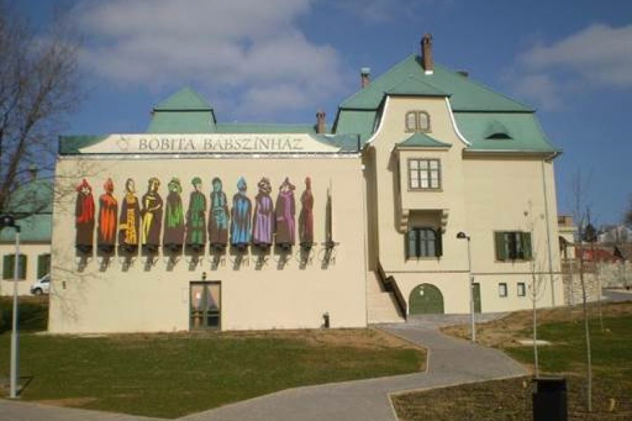 Pécsi egynapos osztálykirándulás Zsolnay Negyed felfedező sétával (T-1239)