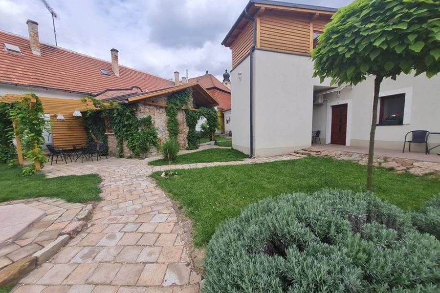 1564-es Apartman Tata